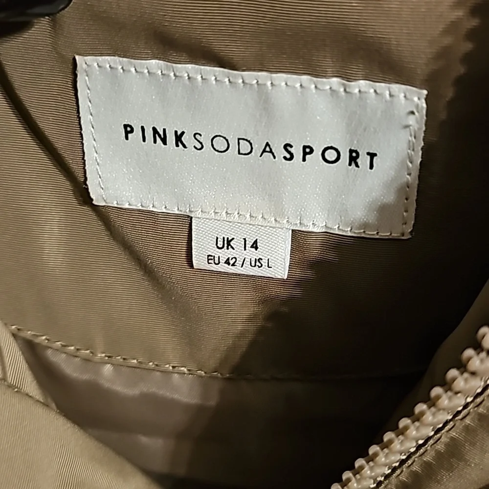 Womens nwots Pink SODA SPORT sz large long puffer vest. Heavy duty with hood!!
